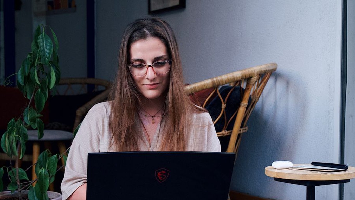 empresario autonomo delante de un ordenador portatil