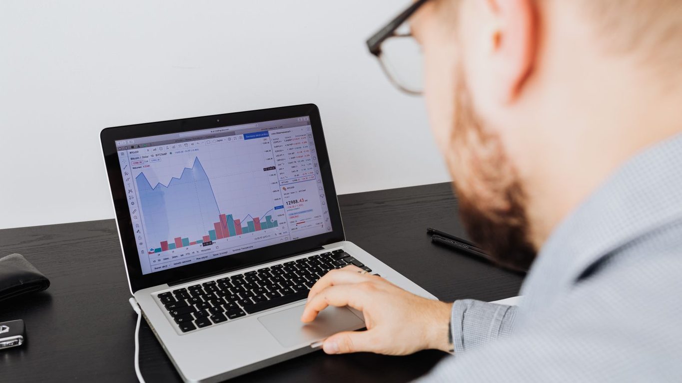 Persona revisando en su portatil las graficas de una campana de Google Ads