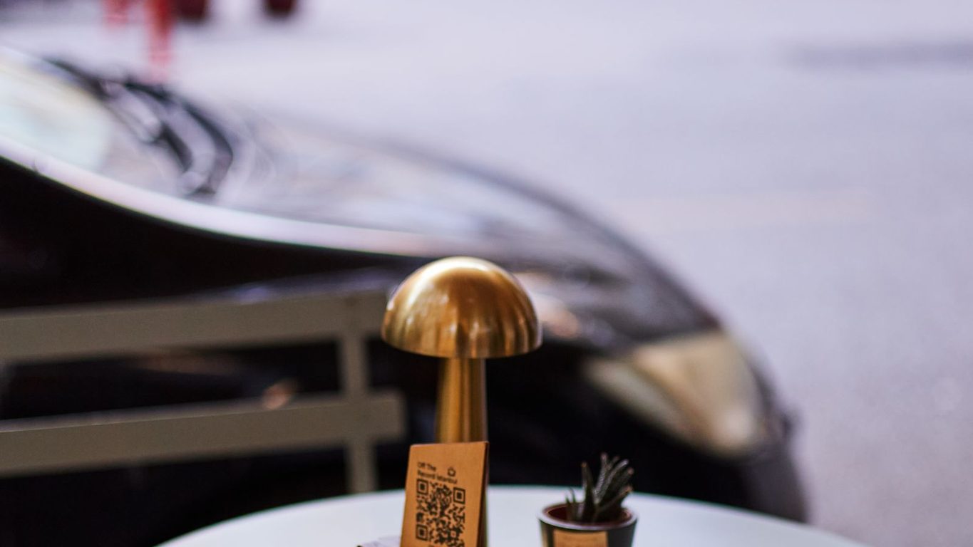 Mesa de restaurante con un soporte de codigo QR para ver la carta desde el celular