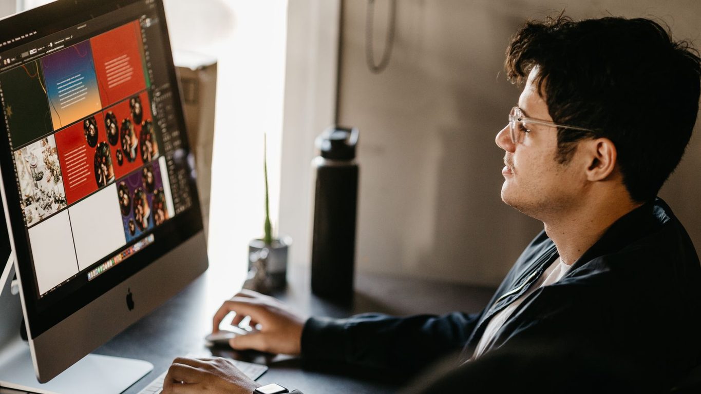 Desarrollador trabajando en el diseno de una pagina web en su computador